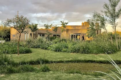 Un jardín de San Vicente, provincia de Buenos Aires, abordado con áreas de vegetación espontánea y otras con un diseño dual entre lo silvestre y lo cultivado. Contiene especies autóctonas y un área de inundación que fue incorporada en el diseño con el objetivo de ofrecer un hábitat a diversas especies silvestres.