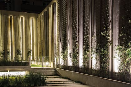 Un jardín iluminado tiene su encanto, pero es aconsejable dejar sectores de plena orcuridad.