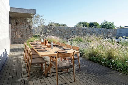 Un jardín interno, protegido de los vientos de la zona costera de Maldonado, Uruguay. Gauras, margaritones y petunias iluminan en espacio a lo largo del verano.
Paisajismo: Amalia Robredo