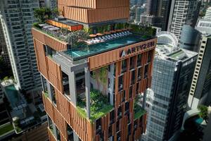 Un jardín vertical que desafía la gravedad y es la gran atracción de un un hotel de lujo