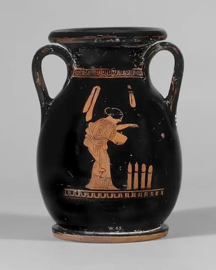 Un jarrón griego antiguo que representa a una mujer rociando semillas sobre falos, que se empleaban en rituales de fertilidad