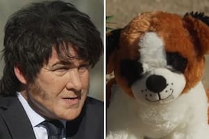 Un Javier Milei personificado mantiene una cumbre de asesores sus "hijos de cuatro patas"