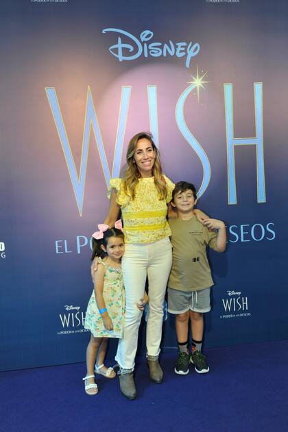 Un jean blanco, un top amarillo con detalles de encaje y botas color beige fue el look que eligió la periodista Paula Varela para pasar una tarde de película con sus hijos, Benicio y Amanda