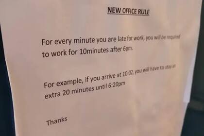 Un jefe decretó una polémica regla que castiga a los empleados que llegan tarde y generó repudio en las redes (Foto: Reddit)