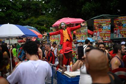Un Joker participa en el desfile del grupo de carnaval callejero "Desliga da Justica", que tiene como temática a los superhéroes, en Río de Janeiro