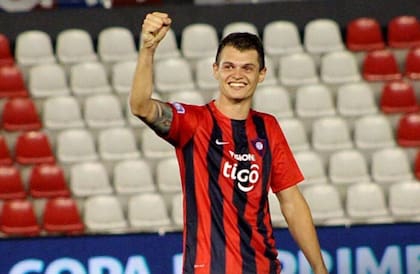 Un joven Alderete, con la camiseta de Cerro Porteño; el defensor pasó por varios clubes de Paraguay, Argentina y Europa.