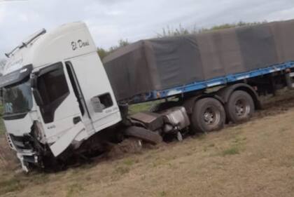 Un joven de 16 años, manejaba en la ruta y chocó de frente contra un camión, murió en el acto, fue en el sur de la provincia de Córdoba, entre las localidades de Coronel Moldes y Bulnes. El camionero, oriundo de Mendoza, no sufrió heridas de gravedad.