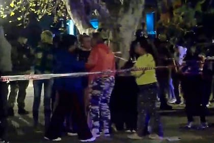 Un joven de 19 años fue asesinado en la esquina de Matienzo y Tucumán, en el barrio Ludueña de Rosario. Identificado como Alan Agustín Ferrari, según las primeras averiguaciones fue trasladado en un auto con las manos precintadas y bajado del vehículo en ese lugar, adonde fue ejecutado a tiros sobre la calle. Los exámenes médicos primarios determinaron que el cuerpo del joven mostraba cortes y golpes en el cuerpo y una “posible herida de escopeta”, indicaron fuentes policiales. Captura de video. 12/08/22