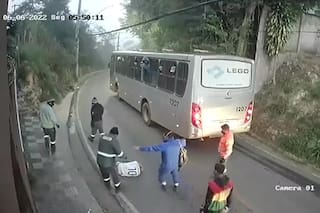 Quiso asaltar a una mujer, un colectivo paró a su lado y los pasajeros le dieron una paliza