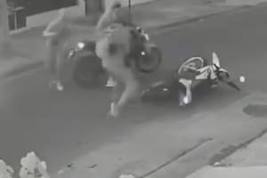 Un joven de 24 años no opuso resistencia pero igual perdió un riñón y el bazo por el disparo de un motochorro, que robó su moto. Ocurrió en Isidro Casanova. Está en el Hospital Balestrini.