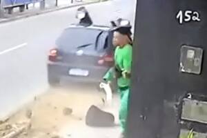 Un joven de 26 años se salvó de milagro de ser atropellado por un auto fuera de control en Aracaju, Brasil