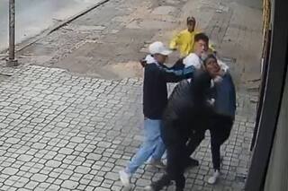 Un joven fue brutalmente golpeado durante un robo piraña, quedó inconsciente en la calle y está grave