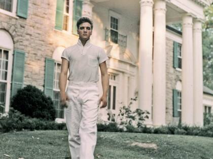 Un joven Elvis Presley frente a su mansión, Graceland, en Memphis, circa 1957