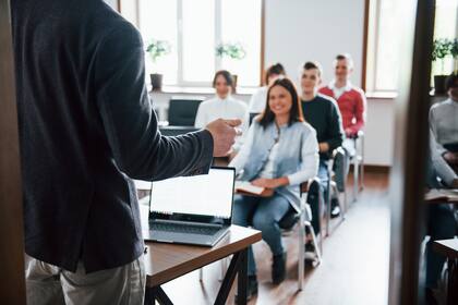 Un joven en la encrucijada de su futuro, mientras decide el próximo paso en su camino académico
