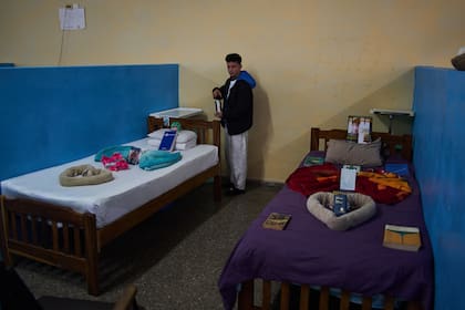 Un joven en rehabilitación se encuentra junto a su cama en un hospital psiquiátrico de La Habana, Cuba