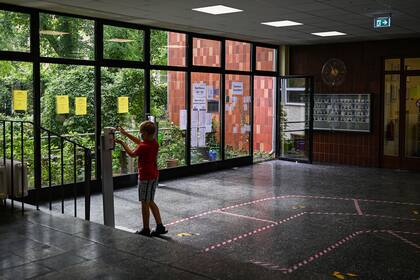 Un joven estudiante se desinfecta las manos en una escuela en Berlín, el 13 de agosto de 2020