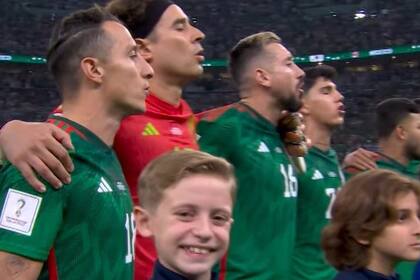 Un joven fan de Memo Ochoa, y una imagen de felicidad absoluta en la selección de México