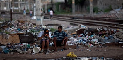 Un joven fuma crack en una favela en Río de Janeiro; desde hace un tiempo, Brasil está intensificando su lucha contra el narcotráfico en la región