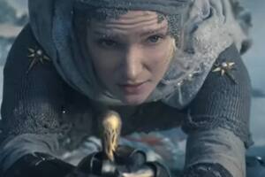 Un joven Galadriel, interpretado por Morfydd Clark, se muestra aferrado a un acantilado helado en el tráiler