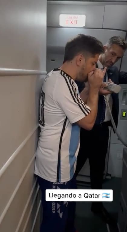 Un joven interpretó el himno nacional argentino a través de una armónica en un vuelo rumbo a Qatar