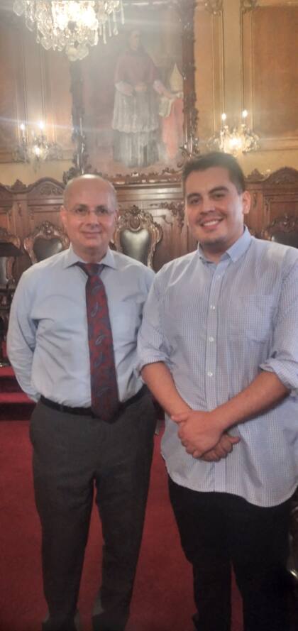 Un joven investigador argentino con Yaghi, cuando al flamante premiado le dieron el Honoris Causa en Córdoba