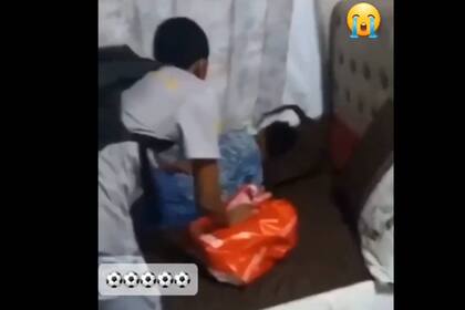 Un joven le dio un especial regalo a su hermano (Captura video)