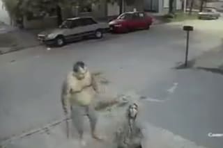 Atrapó a un ladrón, lo puso de rodillas frente a una cámara de seguridad y lo azotó con un machete