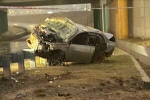 Cinco amigos viajaban en un auto, despistaron cien metros y chocaron contra un poste: un muerto