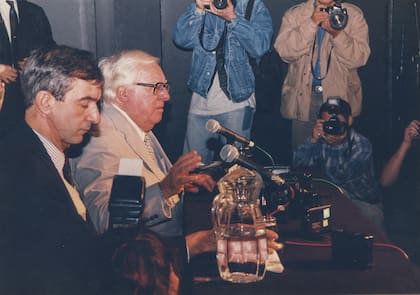 Un joven Nelson Castro junto al escritor estadounidense Ray Bradbury en la rueda de prensa, en 1997