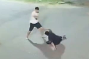 Una joven quedó inconsciente tras recibir una brutal patada a la cabeza durante una pelea callejera