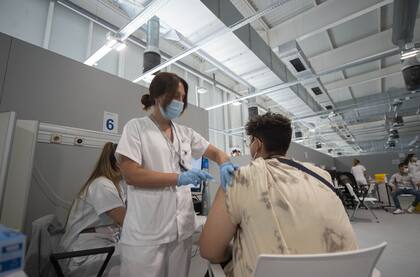  Un joven recibe la primera dosis de la vacuna en el Hospital Zendal en Madrid 