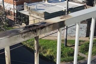 Fue a visitar a un amigo, se apoyó en la baranda del balcón para vigilar su moto y se electrocutó