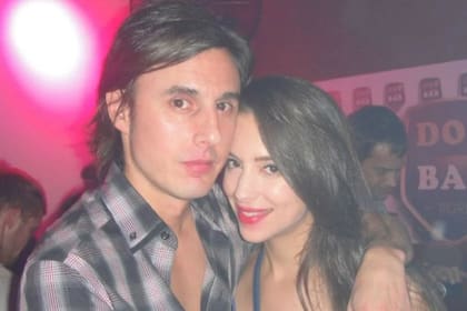 Un joven y pelilargo Roberto García Moritán junto a su exnovia, la modelo Camila Velasco