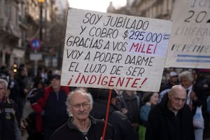 Un jubilado reclama por el poder adquisitivo de su jubilación en una protesta callejera; el miércoles habrá una nueva marcha