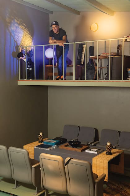 Un juego de butacas del Teatro Chacarerean e convierten en comedor, y el bombo, el piano y los bancos de la escenografía de ¡Adentro! cobran nueva vida en este espacio.