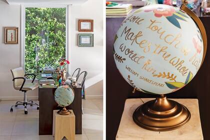 Un juego de escritorio y sillas ‘Tolix’ (Canya). Sobre un taco de madera, un globo terráqueo con una cita de Shakespeare (Anthropologie)