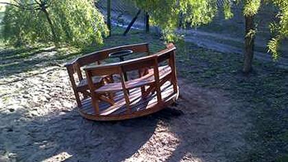 Un juego de plaza de Laguna del Sol, en Pacheco, destruido