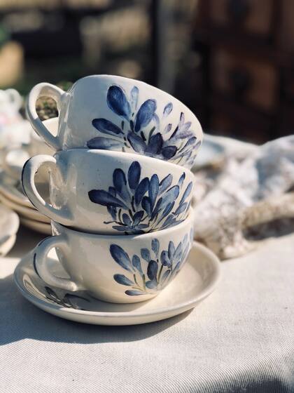 Un juego de tazas de té pintadas a mano.