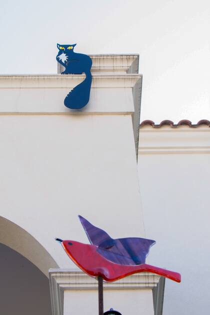 Un juego entre el gato y al pájarito dando la sensación que lo está mirando.