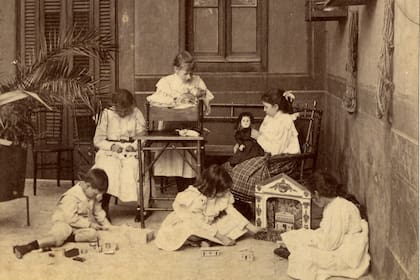 Un juego eterno entre las niñas: las muñecas.