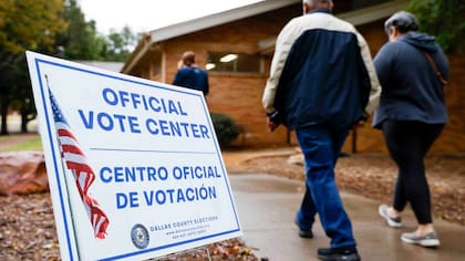 Un juez federal prohibió ciertas conductas a los trabajadores electorales en Texas, tras recibir denuncias de intimidación a los votantes negros