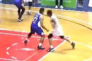 Un jugador de básquet profesional desmayó a su rival con un brutal golpe en la cara durante un partido en Filipinas