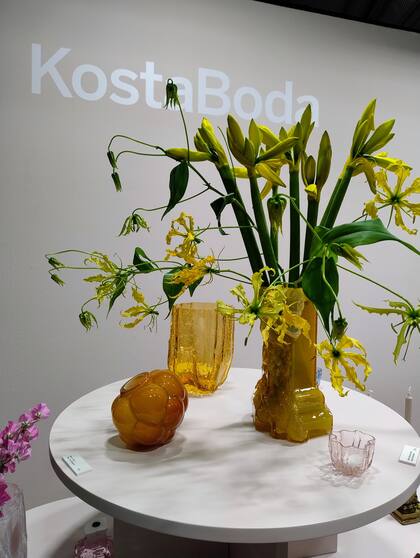 Un jugador importantísimo en este mercado es Kosta Boda, la marca sueca con 300 años de historia que se reinventa cada año convocando a artistas como Hanna Hansdotter, con su florero-escultura ‘Rocky Baroque’.