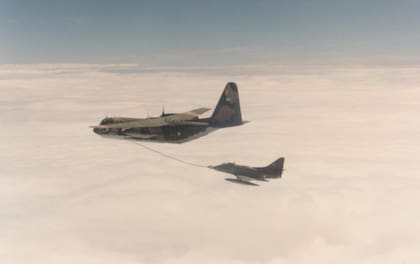 Un KC-130 Hércules reabastece a un Skyhawk A-4B del Grupo 5 de Caza. (Raúl Paz).