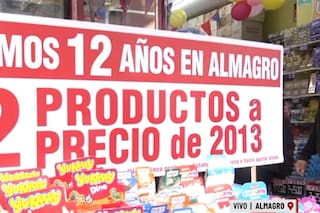 Es kiosquero hace 12 años y para evitar cerrar su negocio ofrece productos con precios de 2013