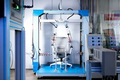 Un laboratorio de resistencia de sillas ergonómicas