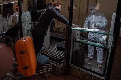 Las medidas de control son extremas, sobre todo para evitar un brote de contagios en Uruguay, que tiene pocos casos registrados