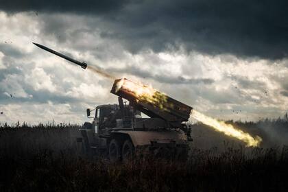Un lanzacohetes múltiple BM-21 'Grad' dispara contra posiciones rusas en la región de Kharkiv el 4 de octubre de 2022
