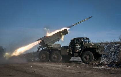 Un lanzacohetes múltiple Grad del ejército ucraniano dispara cohetes contra posiciones rusas en la línea del frente cerca de Soledar, región de Donetsk, Ucrania, miércoles 11 de enero de 2023. 