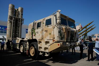 Un lanzador WS-600L chino de disparo vertical con un misil multipropósito